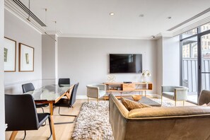 TV, stereo - Immaculate Chelsea 1BR w/ Water views + Doorman by Blueground (New York)