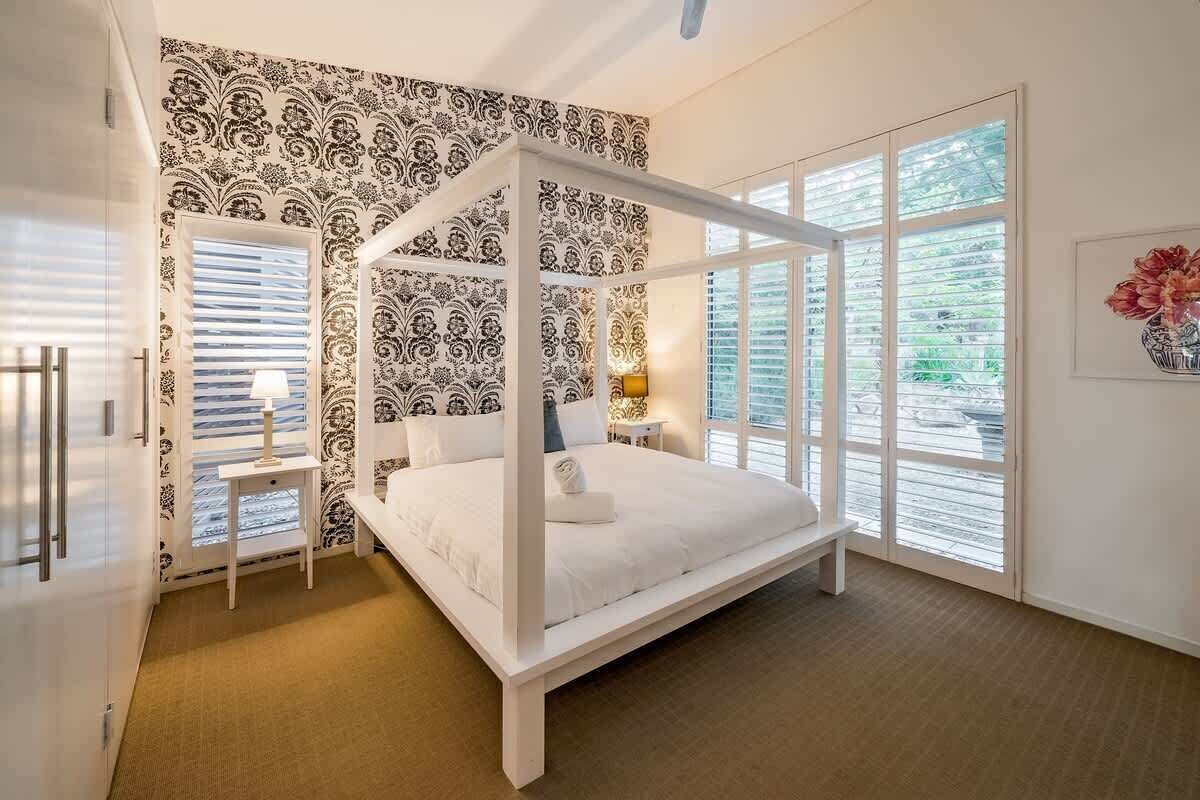 5 habitaciones, tabla de planchar con plancha, wifi y ropa de cama 