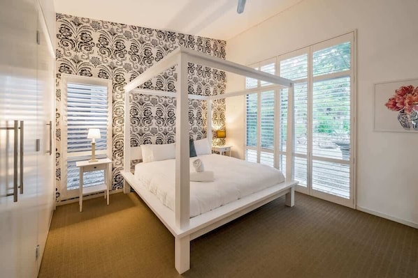 5 bedrooms, iron/ironing board, WiFi, bed sheets
