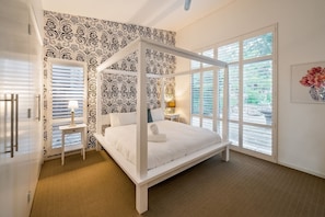 5 bedrooms, desk, iron/ironing board, WiFi