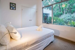 5 bedrooms, iron/ironing board, WiFi, bed sheets