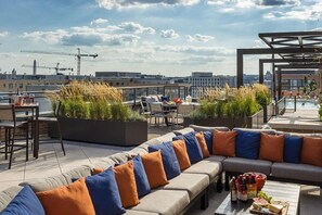 Outdoor dining - Charming Mount Vernon 1BR w/ Gym, Pool, W/D, near metro by Blueground (Washington, D.C)