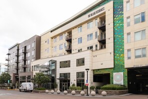 Exterior - Ideal Mountain View 1BR w/ Pool, Gym, Spa, near Apple, by Blueground (South Bay)