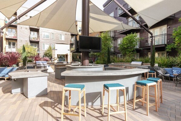 Terrace/patio - Ideal Mountain View 1BR w/ Pool, Gym, Spa, near Apple, by Blueground (South Bay)