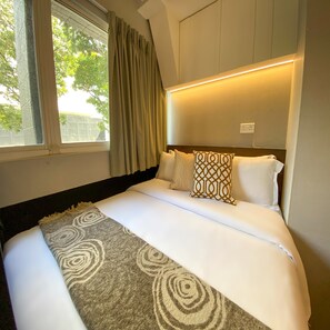 Chambre Quadruple (with window, 8 hrs: 11AM-7PM)