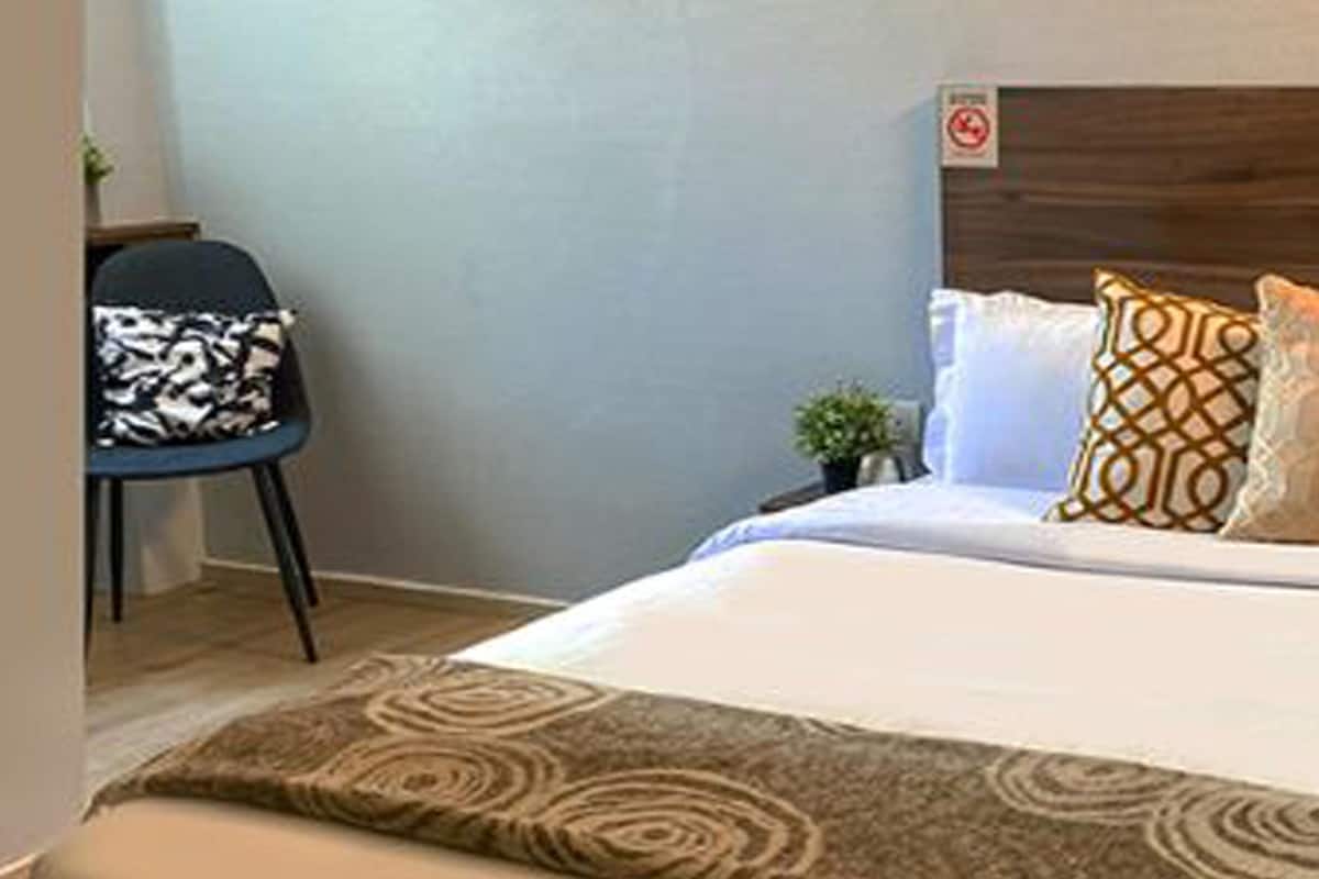 Double, Window, DAYUSE, 8 hours: 11AM-7PM | 책상, 노트북 작업 공간, 무료 WiFi, 침대 시트