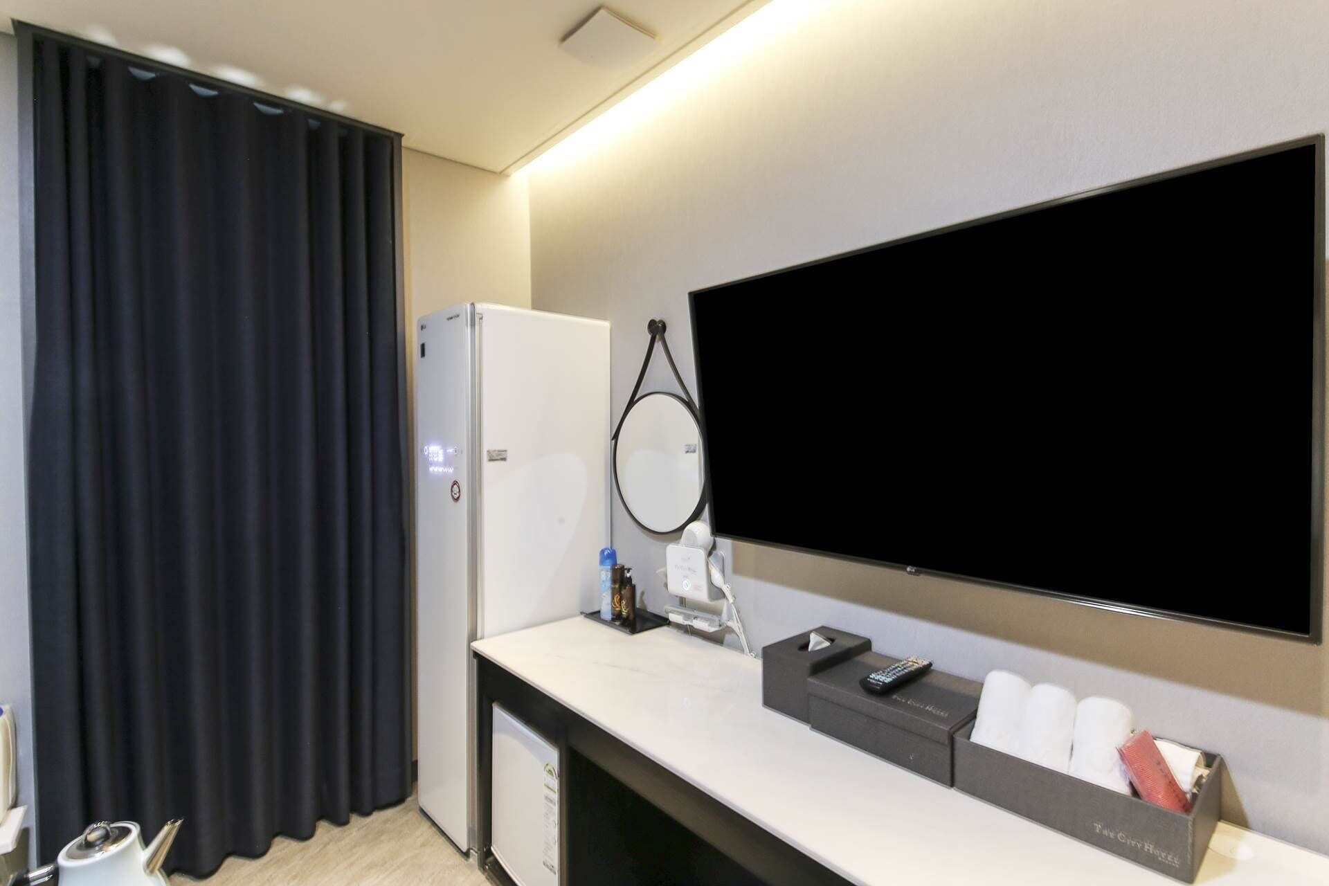 couple pc room | room amenity