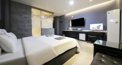 The City Hotel