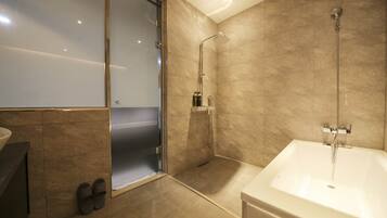 Standard Room | Bathroom | Combined shower/tub, designer toiletries, hair dryer, bathrobes
