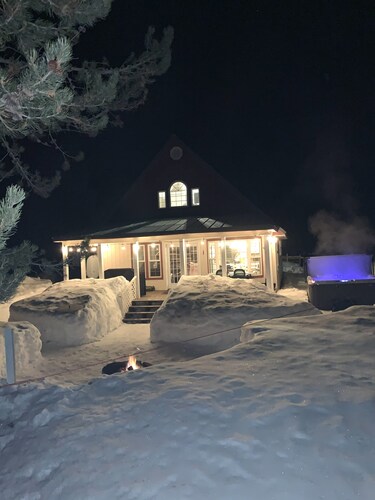 The Cottage is .5 mile to Cascade lake and 12 miles to Tamarack skiing