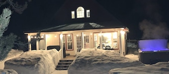 The Cottage is .5 mile to Cascade lake and 12 miles to Tamarack skiing