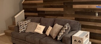 The Cottage is .5 mile to Cascade lake and 12 miles to Tamarack skiing