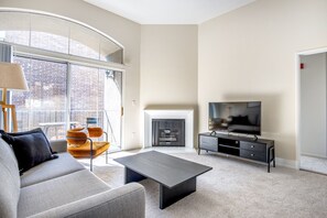 TV, fireplace, stereo