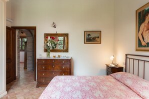 2 dormitorios, tabla de planchar con plancha, cuna de viaje