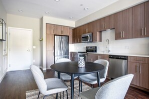 Fridge, microwave, oven, dishwasher - Ideal Mountain View 2BR w/ Gym, Pool, Garden, near Dining, by Blueground (South Bay)