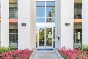 Exterior detail - Ideal Mountain View 2BR w/ Gym, Pool, Garden, near Dining, by Blueground (South Bay)