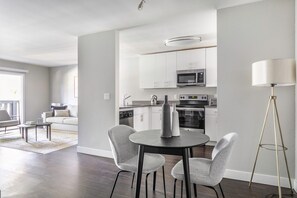 Interior - Mod Sunnyvale 1BR w/ Gym, Pool + Spa, Easy Freeway Access, by Blueground (South Bay)