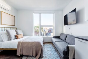 Iron/ironing board, WiFi, bed sheets - Airy Central Square Studio w/Doorman, near Charles River, by Blueground (Cambridge)