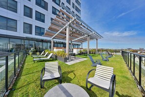 Terrace/patio - Bright Central Square 2BR w/ W/D, Gym, near T & Harvard, by Blueground (Cambridge)