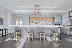 Interior - Bright Central Square 2BR w/ W/D, Gym, near T & Harvard, by Blueground (Cambridge)