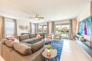 Televisie, een videogameconsole en tafelvoetbal