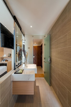 Shower, rainfall showerhead, free toiletries, hair dryer