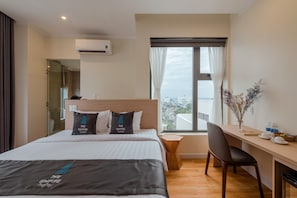 Minibar, desk, free WiFi