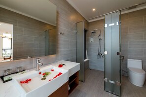 Quarto casal executivo, vista para o mar | Banheiro | Chuveiro, chuveiro com efeito de chuva, produtos de toalete grátis 