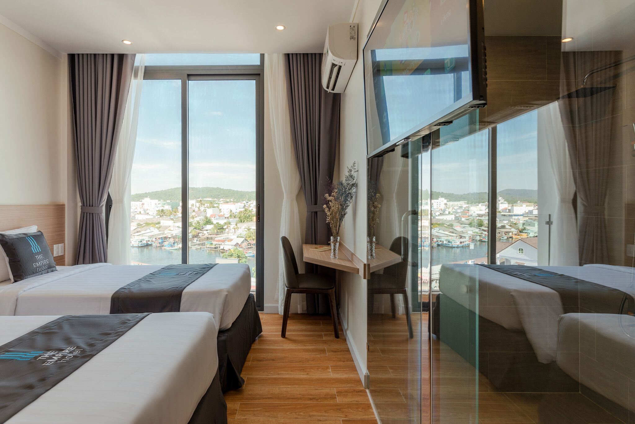 Minibar, escritorio y wifi gratis 