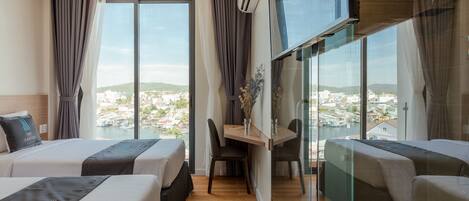 Minibar, desk, free WiFi