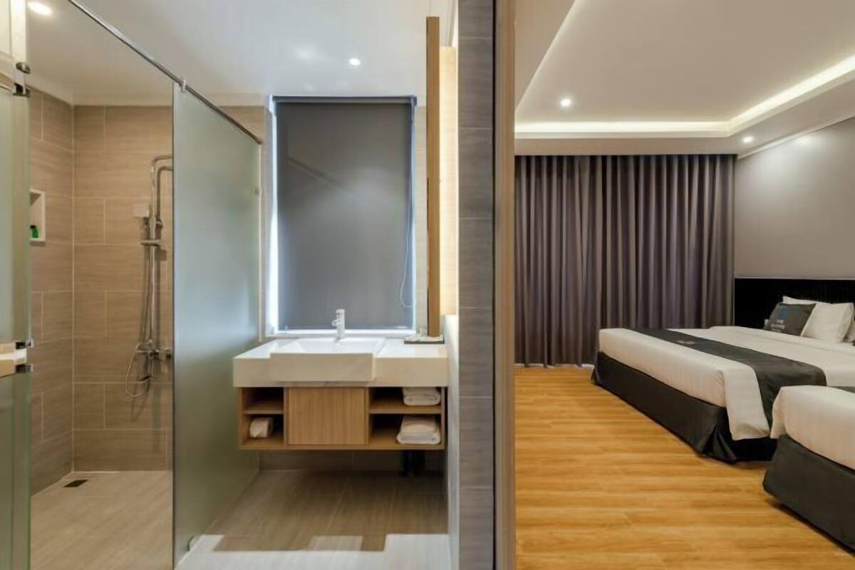 Minibar, desk, free WiFi