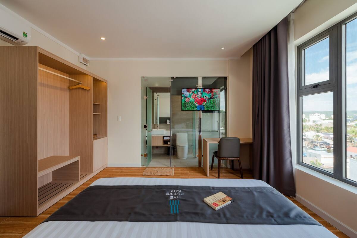 Minibar, desk, free WiFi