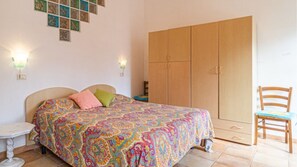 2 chambres, fer et planche à repasser, draps fournis