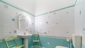 A bathroom with a sink, mirror, and toilet. - CASA VACANZA DELLE NOCI - CASA VACANZE DELLE NOCI - Civico 12 (Marciana)