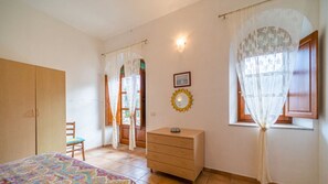 2 chambres, fer et planche à repasser