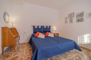 1 bedroom, bed sheets