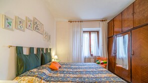 1 habitación y tabla de planchar con plancha 