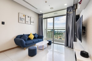 City-Apartment, 2 Schlafzimmer, Balkon, Stadtblick (Sens House) | Wohnbereich | 49-Zoll-Smart-TV mit Digitalempfang, Fernseher