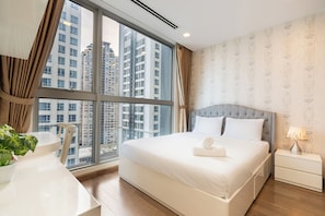Standard-Apartment, 2 Schlafzimmer, Balkon (Sens House) | Individuell dekoriert, individuell eingerichtet, Schreibtisch