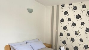 Studio (Studio Apartment with Balcony)