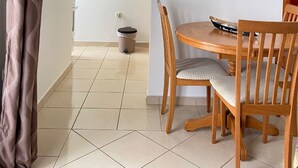 Studio (Studio Apartment with Balcony) | Spisestue