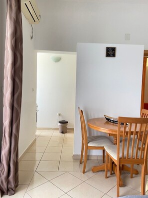 Studio (Studio Apartment with Balcony) | Dining room - Apartments Tiho & Jelena (Slivno)