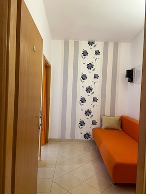Studio (Studio Apartment with Balcony) | Salle de séjour | Télévision