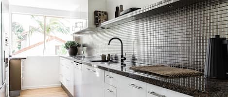 Frigorífico, microondas, horno y placa de cocina