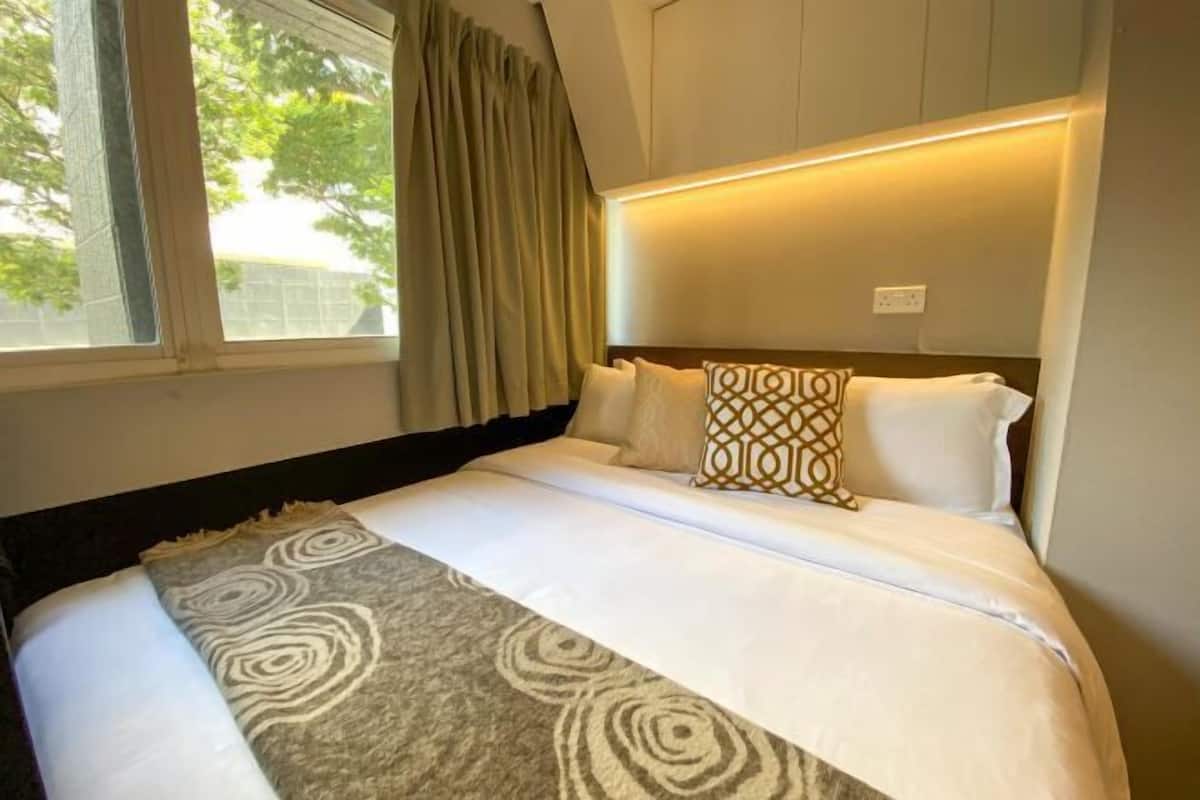 Desk, laptop workspace, WiFi (free), bed sheets