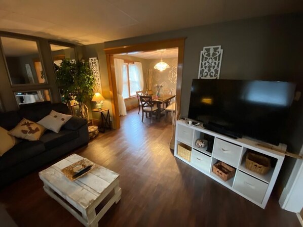 Smart TV - Beautifully remodeled house 1 mile from the falls! (Niagara Falls)