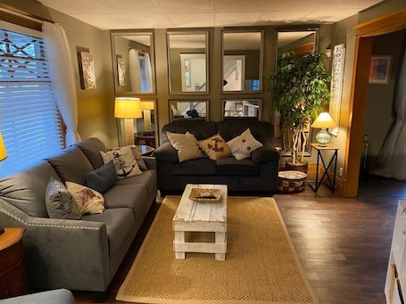 Smart TV. Beautifully remodeled house 1 mile from the falls!