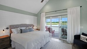 2 bedrooms, iron/ironing board, free WiFi, bed sheets - Breathtaking Harbor Views (Ottawa)