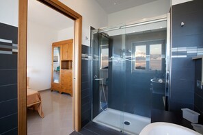 Een douche, een haardroger, een bidet, handdoeken