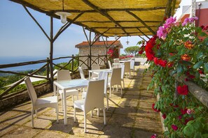 Outdoor dining - Villa Daniela with Swimming pool, Wellness Area, Garden and Sea View (Sorrento)